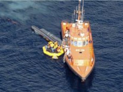 Imágenes de la patera captada por el Frontex y de la rescatada por Salvamento Marítimo.