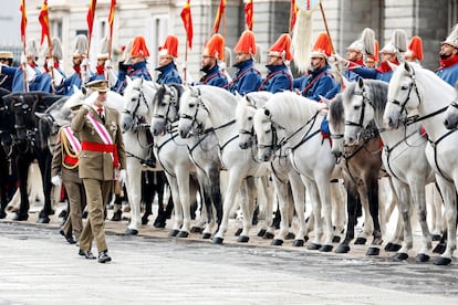 El rey Felipe VI pasa revista a las tropas en la plaza de la Armera del Palacio Real.