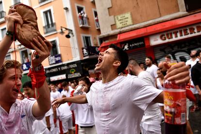 Las tradicionales escenas de mozos y mozas empapados en vino y salpicándose con botas, garrafas y vasos de plástico han vuelto este año tras dos años de parón debido a la pandemia. 