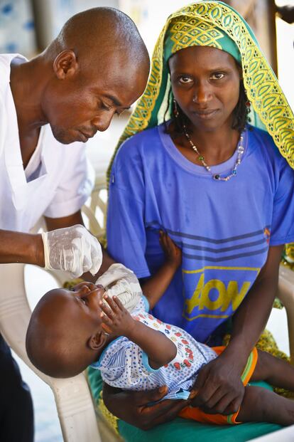 La vacuna contra la polio se suministra en forma de gotas a todos los niños de las aldeas, tanto hijos de refugiados como de la población local.