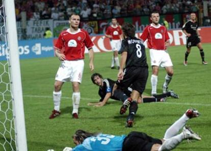 Morientes celebra el primer gol ante el Wisla Cracovia.