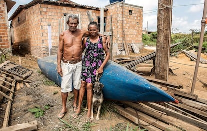 João, Raimunda, a canoa São Sebastião e o vira-lata Negão, na casa em construção na periferia de Altamira.