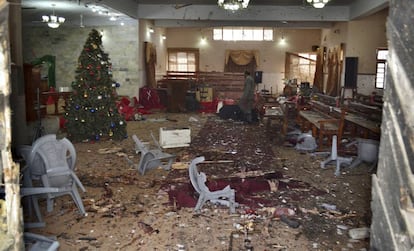 Interior da igreja atacada.