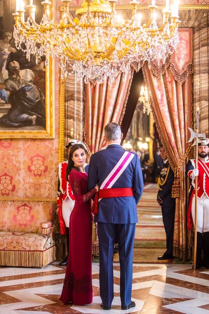 La reina Leticia, tras la conclusión de la recepción de autoridades en el Palacio Real de Madrid con motivo de la Pascua Militar. 