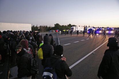 Mossos d'Esquadra al tall de l'autopista AP-7, a l'Ampolla (Tarragona).