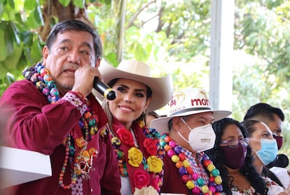 Evelyn Salgado Pineda junto a su padre, Félix Salgado, en su primer acto de campaña en Acapulco, el 5 de mayo de 2021.