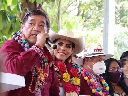 Evelyn Salgado Pineda junto a su padre, Félix Salgado, en su primer acto de campaña en Acapulco, el 5 de mayo de 2021.