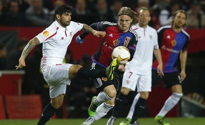 Banega pugna con Bjarnson.