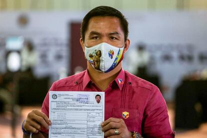 Manny Pacquiao posa en Manila, Filipinas, con el certificado que le acredita como candidato presidencial del país, el 1 de octubre de 2021.