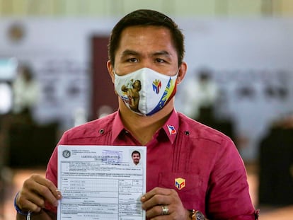 Manny Pacquiao posa en Manila, Filipinas, con el certificado que le acredita como candidato presidencial del país, el 1 de octubre de 2021.