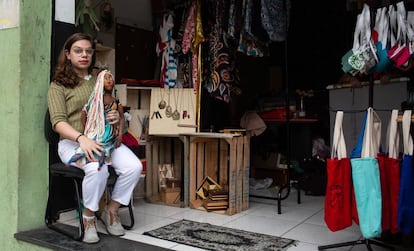 Giuliana Nonnato, en un taller de costura para mujeres trans en São Paulo.