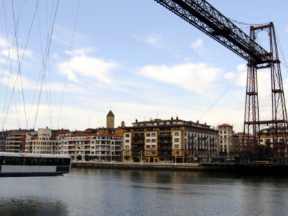 El puente colgante de Vizcaya tiene visitas guiadas y trayectos en la barquilla. 