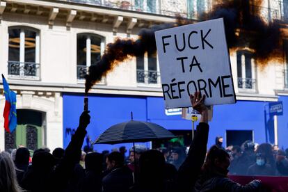 Un manifestante sujetaba una pancarta durante una nueva jornada de protestas por la reforma de las pensiones de Macron, este jueves en París.