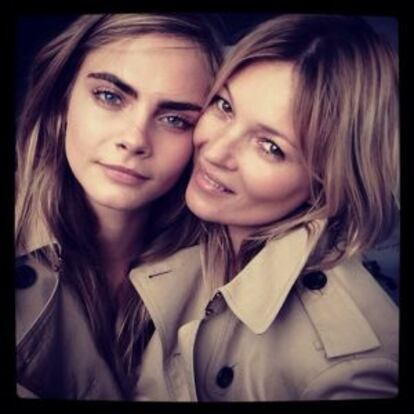 Cara Delevingne y Kate Moss, vestidas de Burberry, en la imagen que colgó la primera en su cuenta de Instagram.