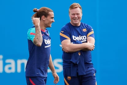 El técnico del Barcelona Ronald Koeman junto a Griezmann, durante la sesión de entrenamiento de este sábado.