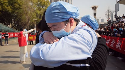 Trabajadores sanitarios se despiden en una ceremonia de adiós al personal médico que acudió a reforzar los hospitales de Wuhan