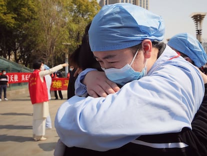 Trabajadores sanitarios se despiden en una ceremonia de adiós al personal médico que acudió a reforzar los hospitales de Wuhan