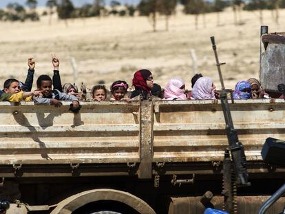 Evacuación de la ciudad de Ajdabiya de un grupo de niños tras dos días de intensos combates.