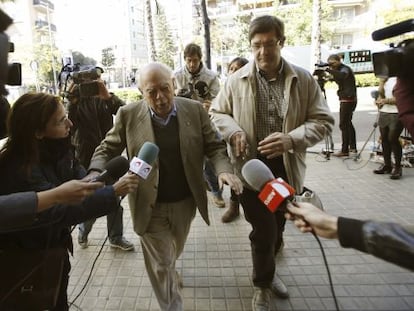 Jordi Pujol Soley rodeado de periodistas al salir, ayer, de su casa de Barcelona.