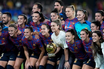 La capitana del Barcelona, Alexia Putellas (en el centro, con camiseta blanca), este jueves en Barcelona.