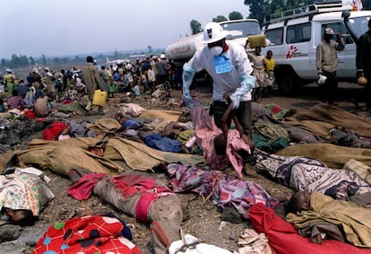 Unas 800.000 personas fueron asesinadas en el genocidio de Ruanda, en una de las páginas más tristes de la Historia, ocurrida en ese minúsculo país de África Central entre abril y julio de 1994. En la imagen, un voluntario de Médicos Sin Fronteras reúne a decenas de cadáveres fuera de un campamento de refugiados en Ruanda, 22 de julio de 1994.