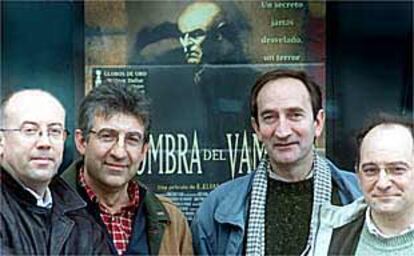 Anacleto Ferrer, Bernardo Lerma, Cándido Polo y Xavier G. Raffi, posan ante un cartel de un cine de Valencia.