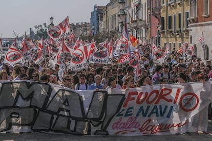 Após o incidente do navio de cruzeiro Opera, da MSC, que ocorreu em 2 de junho de 2019, o comitê 'No Big Ships' organizou uma marcha de protesto para pedir a proibição da passagem de grandes navios perto de San Marco, em 8 de junho de 2019.