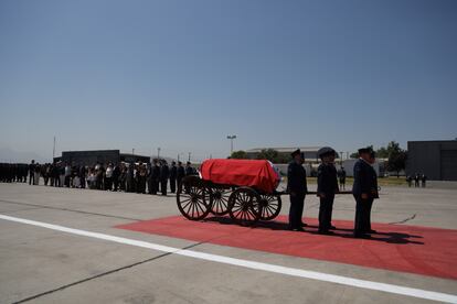 El féretro del expresidente Sebastián Piñera tras su arribo en un avión de la Fuerza Aérea de Chile al hangar Grupo 10 del aeropuerto de Santiago.