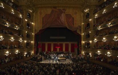 Vista general del Teatro Colón de Buenos Aires, de pie tras la exhibición de Martha Argerich y Daniel Barenboim, en el centro de la imagen.
