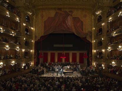 Vista general del Teatro Col&oacute;n de Buenos Aires, de pie tras la exhibici&oacute;n de Martha Argerich y Daniel Barenboim, en el centro de la imagen. 