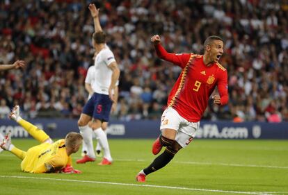 Rodrigo celebra la consecución del segundo gol de España, que pone a esta por delante en el marcador.