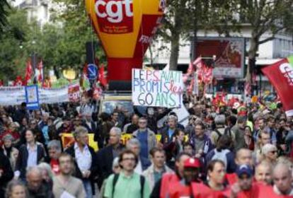 Un grupo de personas marcha en una manifestación contra la reforma del sistema de pensiones que será presentado en el consejo de ministros en ocho días, en París, Francia, el 10 de septiembre de 2013.