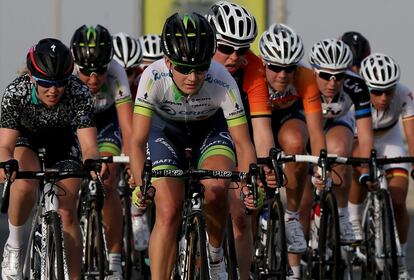 El pelotón pasando por Rawdat Sabt durante la primera etapa del Tour de Qatar femenino 2014 en Doha, Qatar.