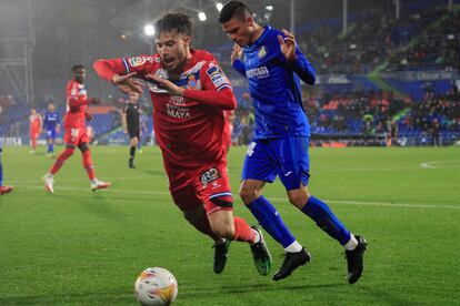 Javier Puado y Jonathan Silva disputan el balón durante el partido del Getafe contra el Espanyol.