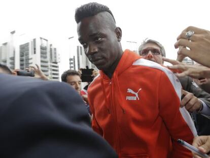 Mario Balotelli, ayer, a su llegada al cuartel general del Milan