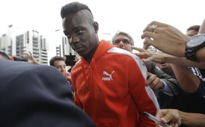 Mario Balotelli, ayer, a su llegada al cuartel general del Milan