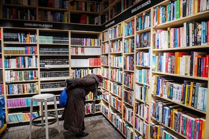 Consumidora em livraria de Bratislava na segunda-feira.