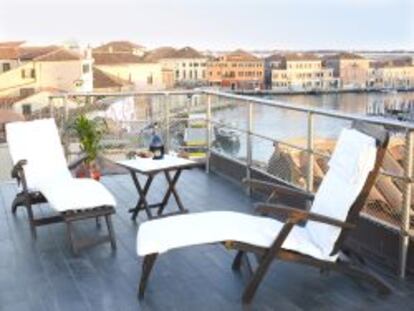 Terraza con vistas de una vivienda para alquilar en Venecia.