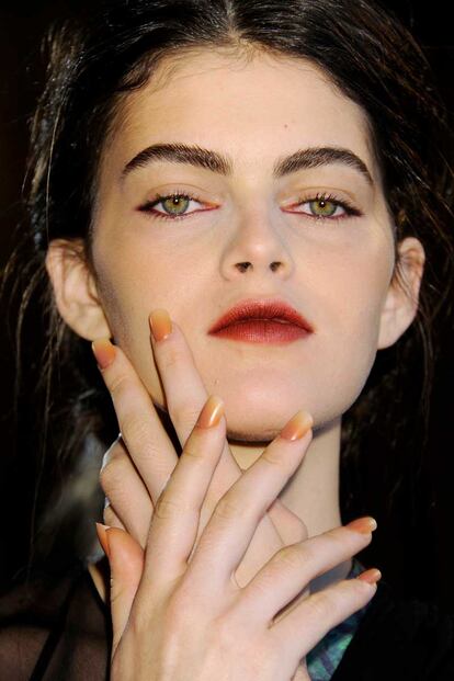 Para la presentación de Christian Cota las modelos lucieron unos labios y uñas anaranjados de lo más siniestro.