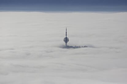 La torre de la televisión de Sarajevo asoma entre un mar de nubes formado por la contaminación del tráfico, la quema de carbón de mala calidad para las calefaciones debido al alto precio del gas.