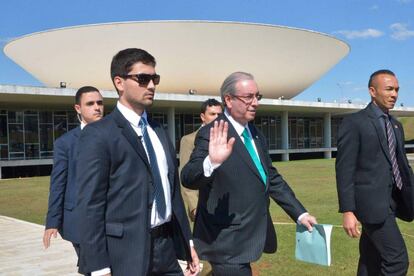 Cunha desce a rampa do Congresso após renunciar à presidência da Câmara.