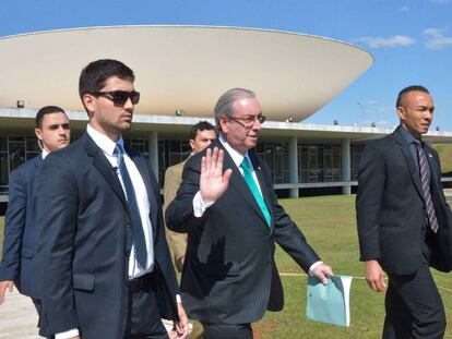 Cunha desce a rampa do Congresso após renunciar à presidência da Câmara.