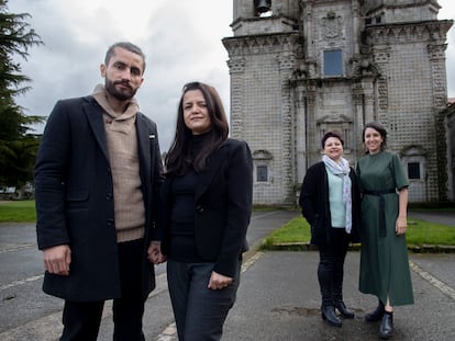 Zhore Kohi y Patkin Nazzifullah, en primer término, junto a Ángeles Sánchez y Belén Vallina en el monasterio de Sobrado dos Monxes.