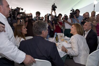 Comida en la carpa exterior del restaurante Saga II de Manzanares para 300 personas: ensalada de perdiz y codillo asado.