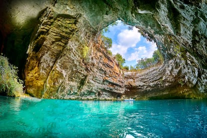 Melisani (Grecia). En 1953, un terremoto hizo que se derrumbara parte del techo de esta cueva en la isla griega de Cefalonia. Desde entonces los rayos del sol se abren paso a su interior, donde ilumina un bello lago azul que se puede recorrer en barca de remos.