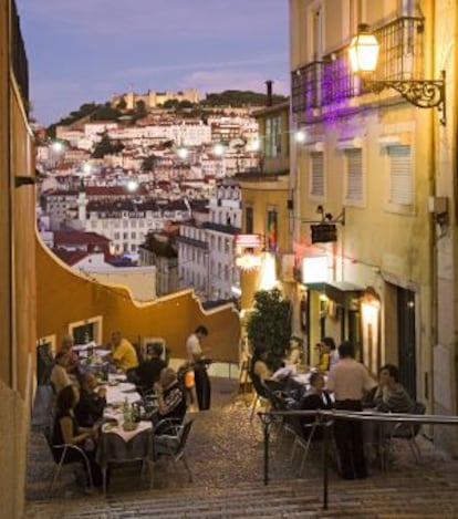 Vista de Alfama y el castillo de San Jorge desde la terraza de un restaurante en el Barrio Alto de Lisboa.