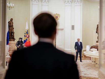 Imagen del perfil de Twitter del presidente francés, Emmanuel Macron, al iniciar su reunión con Vladímir Putin, el lunes en el Kremlin, en Moscú.