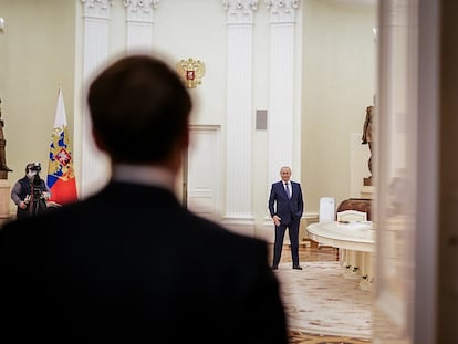 Imagen del perfil de Twitter del presidente francés, Emmanuel Macron, al iniciar su reunión con Vladímir Putin, el lunes en el Kremlin, en Moscú.