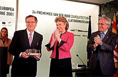 Rafael Moneo, izquierda, recibe el premio ante la comisaria europea Viviane Reding y el alcalde Joan Clos.