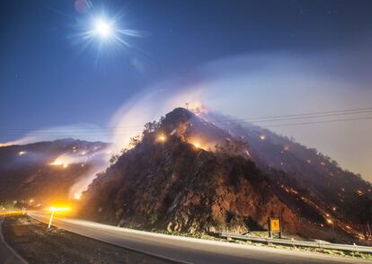 El fuego se acerca peligrosamente a la autopista 39 cerca de Azusa en California (Estados Unidos), 16 de enero de 2014. Los desprendimientos de roca dificultaron las labores de extinción a los bomberos que tratan de controlar un incendio que ya ha arrasado 687 hectáreas.